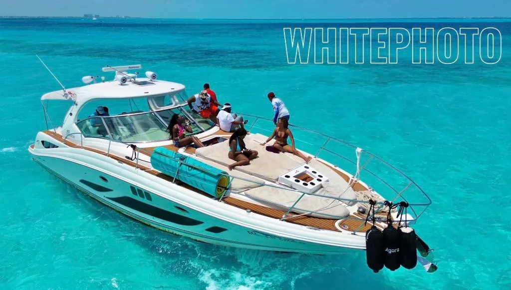 Yates y náutico in Cancún — WHITE PHOTO